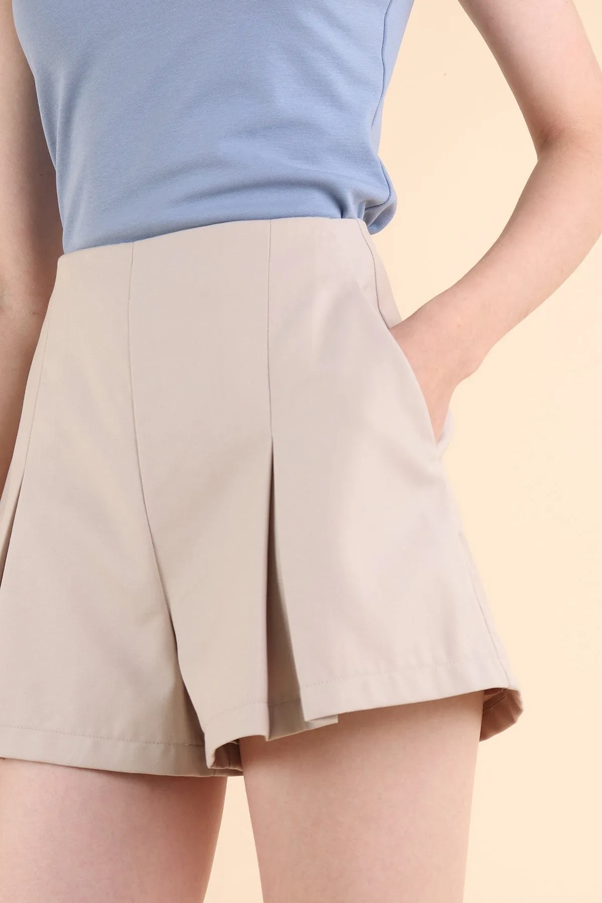 JILL PLEATED SHORTS IN ECRU